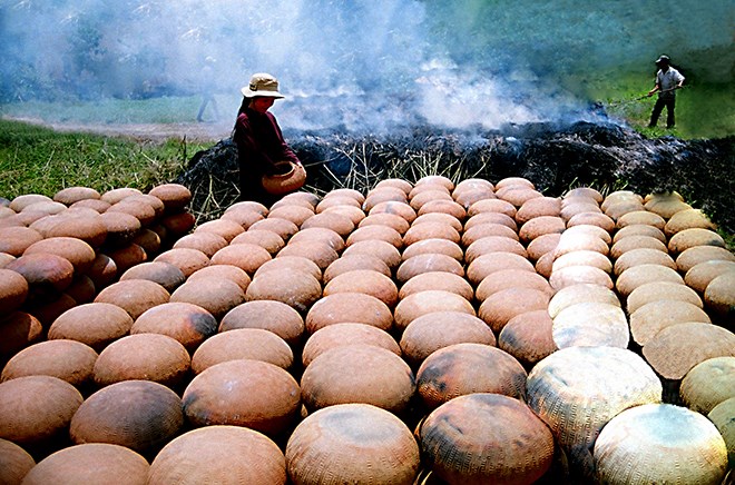Tình yêu biển đảo của người thợ làng nghề quê hương chị Sứ